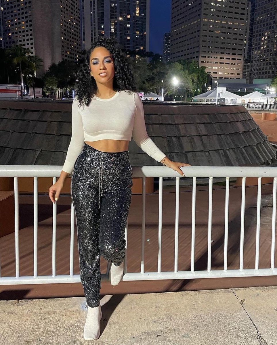 InEarnestOffici's tweet photo. #BallerFest 2021 Host @sharoncarpenter gets her #Rockstar 🤩 ON #InEarnest | Here in our #Sequined #Jogger that was brought back by VERY popular demand!!! | @InEarnestOffici ❤️ https://t.co/bXn5MHF8W3