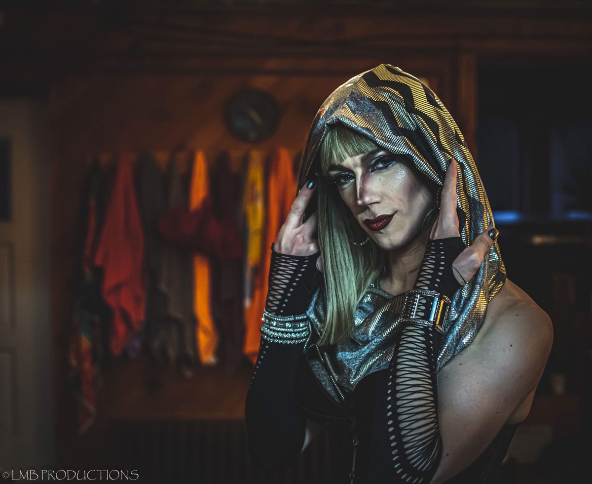 Jest_a_girl's tweet photo. Big thank yous to @KinkCollective1 @eastonmountain Master Joshua and D Webb Designs (Insta) for the amazingly gratifying four-day Kink Odyssey event, for this gorgeous outfit, and for the photos to prove it 😘😘😘 #DragMuppet #armor #queen #makeup https://t.co/Brd1CRNgfq