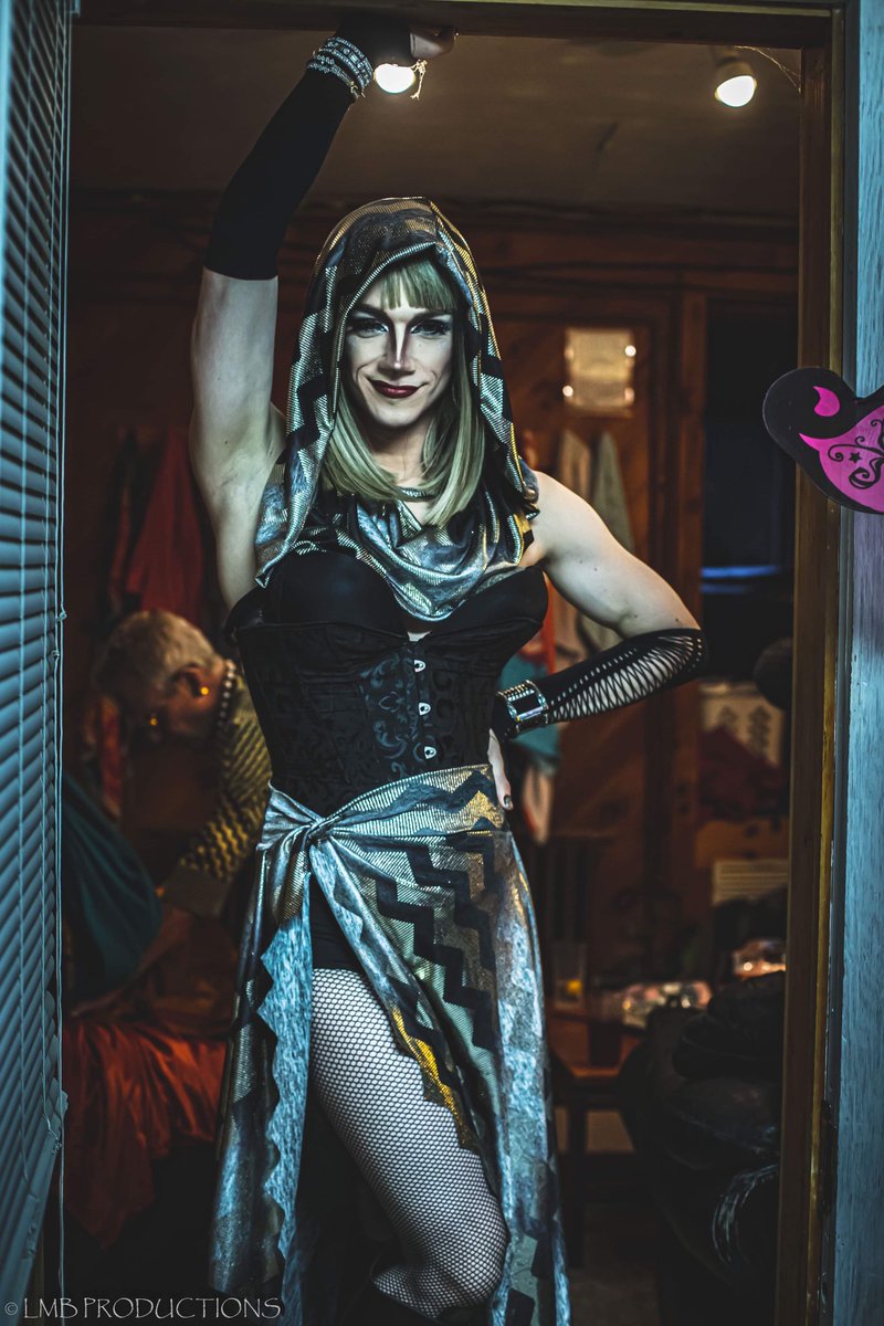 Jest_a_girl's tweet photo. Big thank yous to @KinkCollective1 @eastonmountain Master Joshua and D Webb Designs (Insta) for the amazingly gratifying four-day Kink Odyssey event, for this gorgeous outfit, and for the photos to prove it 😘😘😘 #DragMuppet #armor #queen #makeup https://t.co/Brd1CRNgfq