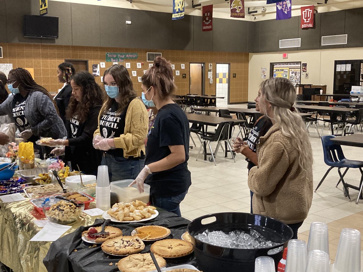 NHS_StuCo's tweet photo. November 15, 2021-7th ANNUAL PEACE MEAL hosted by ⁦@NHS_StuCo⁩ StuCo &amp; @nhs_dragonpride⁩, NHS FCCLA, NHS Key Club, &amp; NHS National Honor Society ⁦@NacISD⁩ ⁦@NacogdochesHS⁩ #peacemeal #internationaleducationweek https://t.co/xok7hQ82Kb