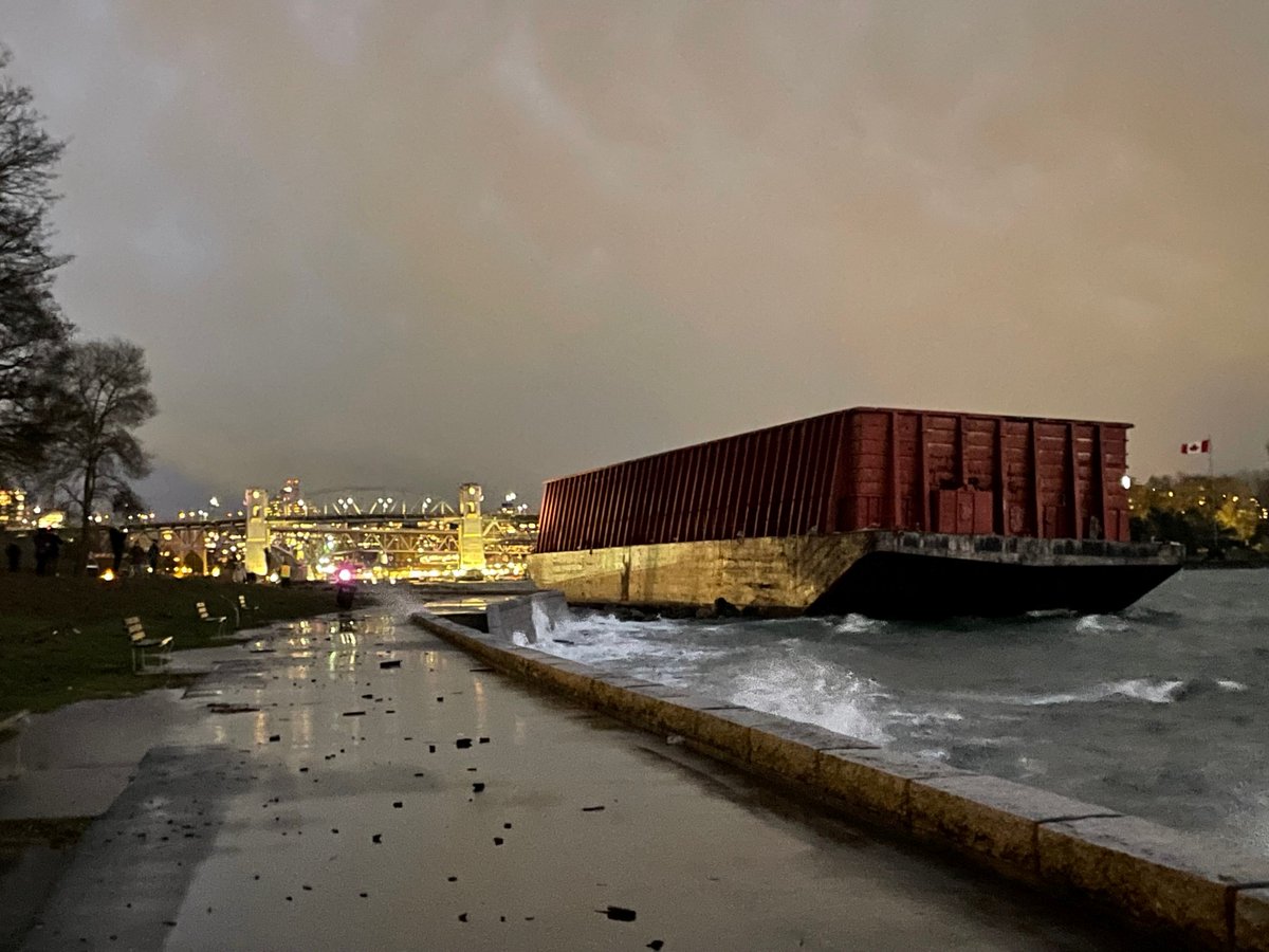 CityNewsVAN's tweet photo. UPDATE: Vancouver's Burrard Bridge has been closed because there is a risk of an unmoored barge at Sunset Beach "coming loose and colliding with the bridge," according to the city. https://t.co/MfBvC0bsaC https://t.co/2IZfZqp8CX
