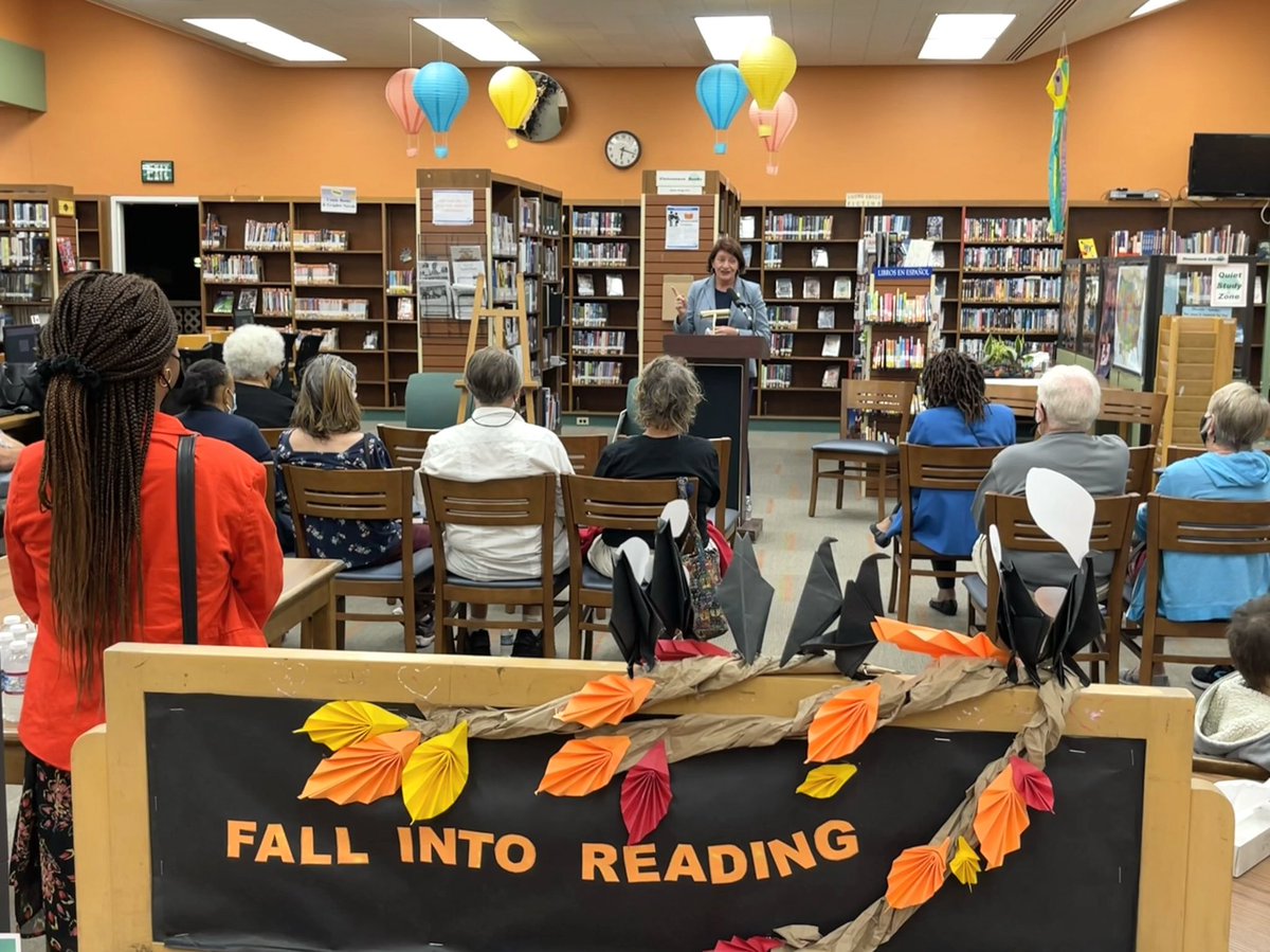 SenToniAtkins's tweet photo. Libraries are key centers of our communities, which is why I helped secure $300,000 in the #CABudget for @cityofsandiego’s @SDPublicLibrary branch in Oak Park. Today, I joined @CD4Monica to celebrate that win, which will mean a new library for the neighborhood. 📚 https://t.co/pqoRGWWrBD