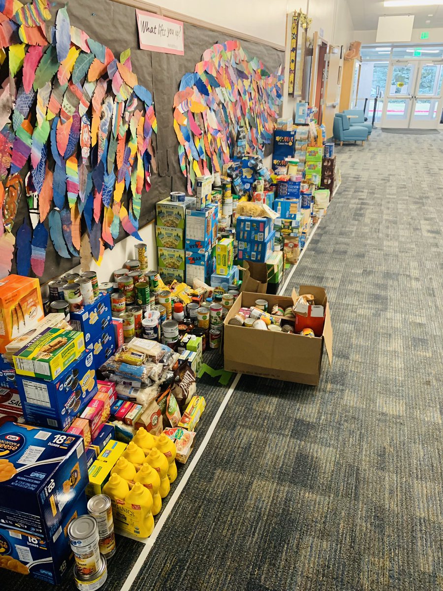 harveyoaxaca's tweet image. What an example of how our community is #ALLinForALLStudents! The Food Drive at Crest View ES here in @BVSDcolorado is in full force! #BVSDProud #NWNisALLin @DrLoradelaCruz1