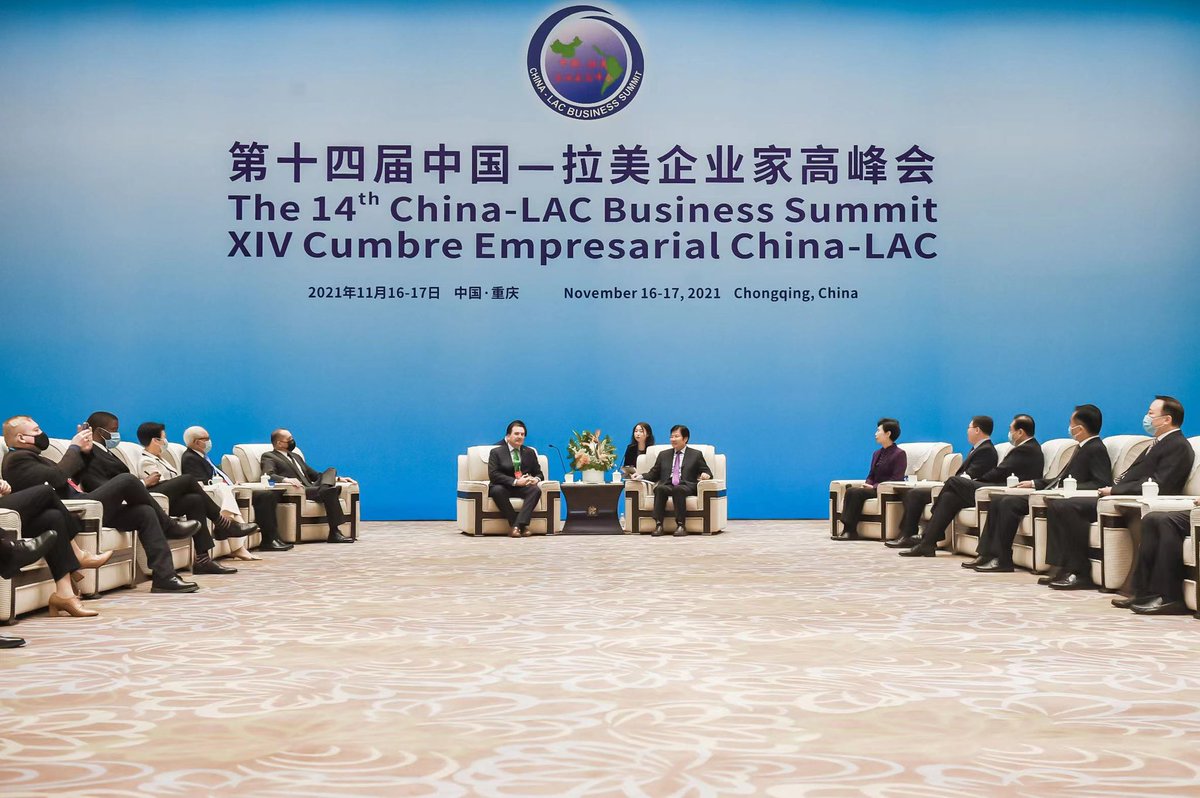🎙#Chongqing | Encuentro con Presidente de la Federación de Industria y Comercio🇨🇳.”#Ecuador🇪🇨 y #Uruguay han iniciado sendos intercambios con #China🇨🇳para la negociación de acuerdos de libre comercio”. Los países #LAC miran hacia el impulso sustantivo del comercio e inversión
