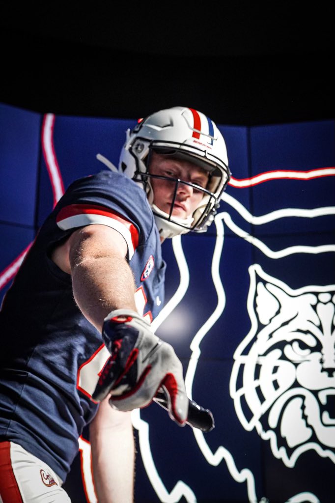 BearTenney's tweet photo. #AGTG After an amazing talk with one of the most legendary Tight end coaches in all of college football @CoachPaopao im blessed to receive an offer from The U Of A @ArizonaFBall 🐻⬇️ 🔴🔵Thank you coach @CoachJeddFisch &amp; staff for seeing all my potential! @adamgorney @P_MAGLOIRE https://t.co/5lyXJquWbp