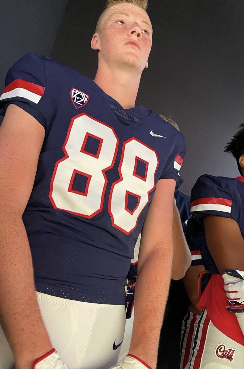 BearTenney's tweet photo. #AGTG After an amazing talk with one of the most legendary Tight end coaches in all of college football @CoachPaopao im blessed to receive an offer from The U Of A @ArizonaFBall 🐻⬇️ 🔴🔵Thank you coach @CoachJeddFisch &amp; staff for seeing all my potential! @adamgorney @P_MAGLOIRE https://t.co/5lyXJquWbp