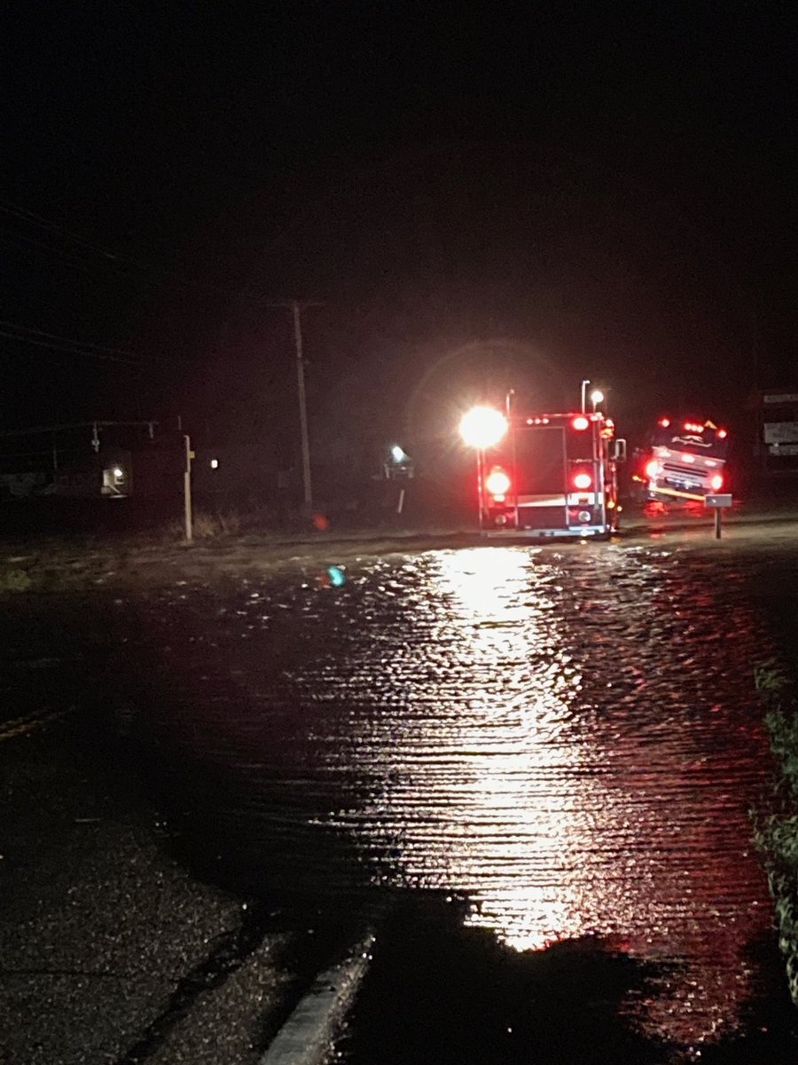 wspd7pio's tweet photo. Skagit County, Burlington - Bus opted to pass the large “Road Closed” sign and flood waters carried the bus into the ditch. SR 11 and Sam Bell Rd. 
Bus was full but no injuries. https://t.co/7yzrgXTwiy