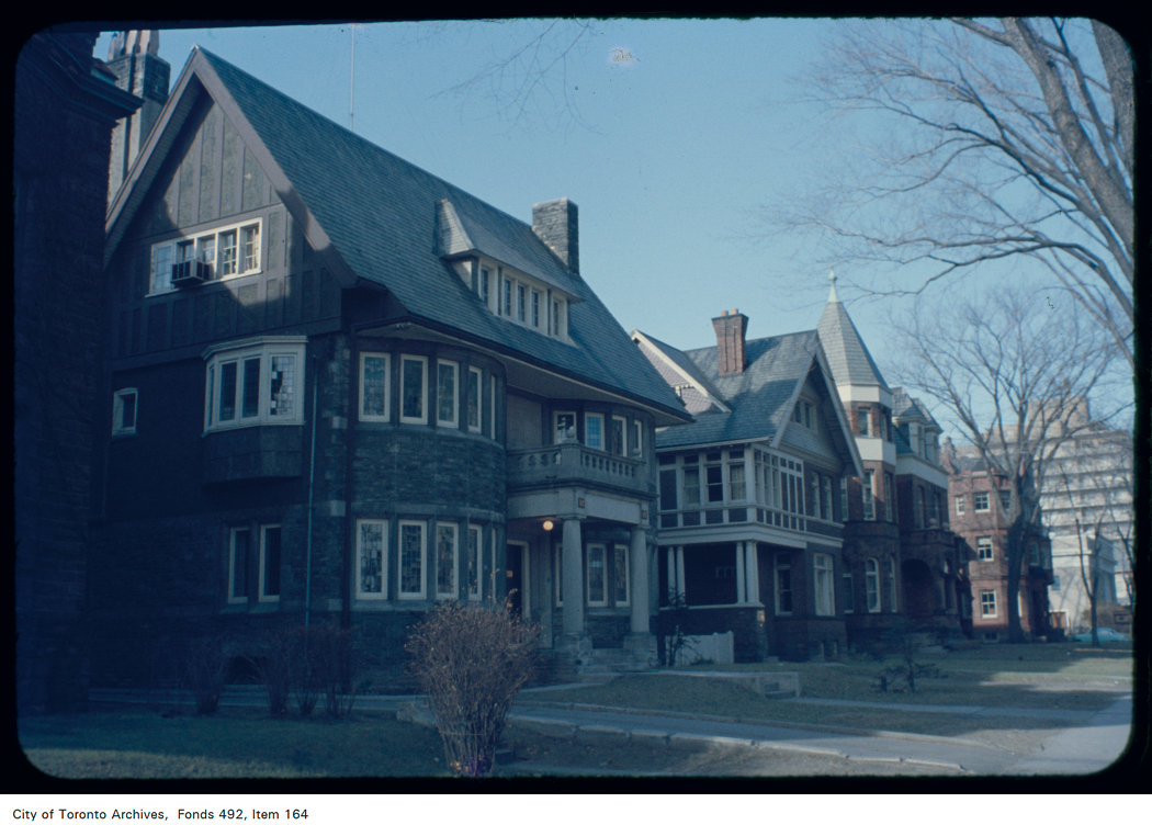 TorontoPast's tweet image. St. George St: Next door to 180 St George,  is the chapter house of Delta Upsilon Fraternity. The architectural style is known as Workers Cottage, designed by Eden Smith and completed in 1911.
#torontohistory #annex #annextoronto #stgeorgest #fraternityhouse #deltaupsilon