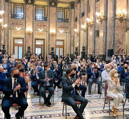 Si existe un acto de absoluta justicia, es precisamente homenajear al Prof. Carlos Julio Pereyra en la conmemoración del “Dia Internacional de la Democracia”. Fue el mayor Demócrata y Republicano que nos tocó conocer. ⁦<a href="/gascossia/">Gastón Cossia</a>⁩ ⁦<a href="/MartinSastre9/">Martin Sastre</a>⁩ ⁦<a href="/gmodernell/">Gustavo Modernell</a>⁩