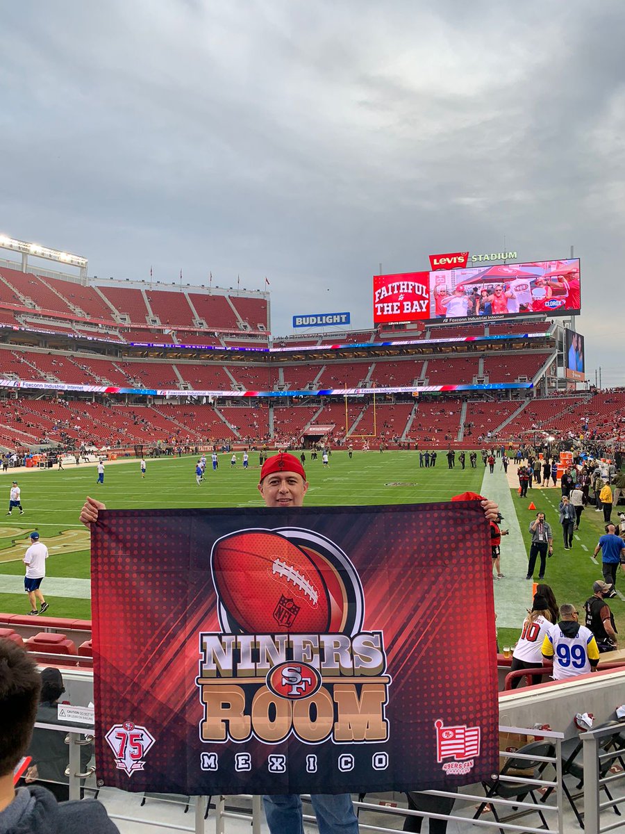 RafaDistorhead's tweet photo. @PabloViruega manda un saludo para @NinersRoomMx que estamos haciendo presencia en el Levi's Stadium apoyando a nuestros amados 49'ers 😍🤠 https://t.co/AOLze8WJMN