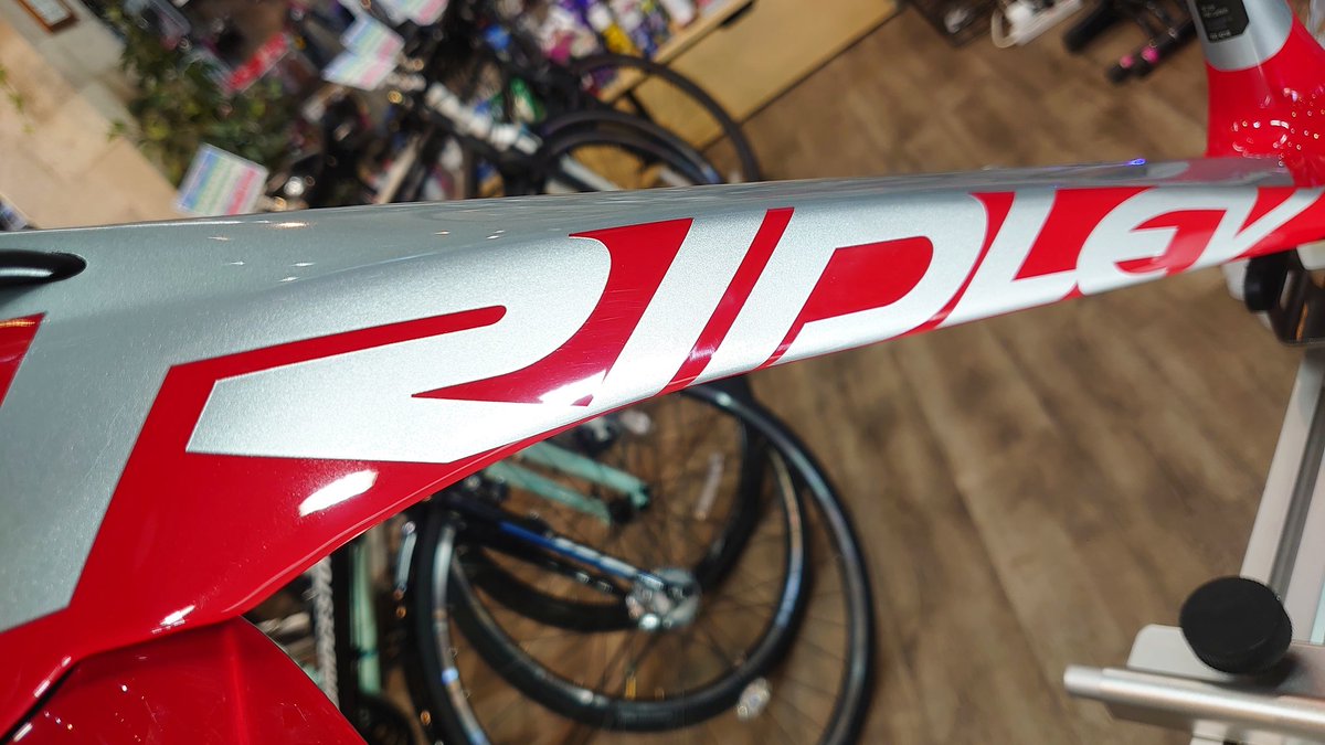 mitsuiki_cycle's tweet photo. RIDLEY Fenix SL Discのガラスの鎧とガラスの盾の施工が無事に完了!ピカピカになり、カッコよさが増しましたよー!これから組立て!なう。
#リドレー #fenixsl #ガラスの鎧 #ロードバイク #ガラスコーティング #東京 #国分寺 #小平 #サイクルショップミツイキ https://t.co/3S5evXO6xY