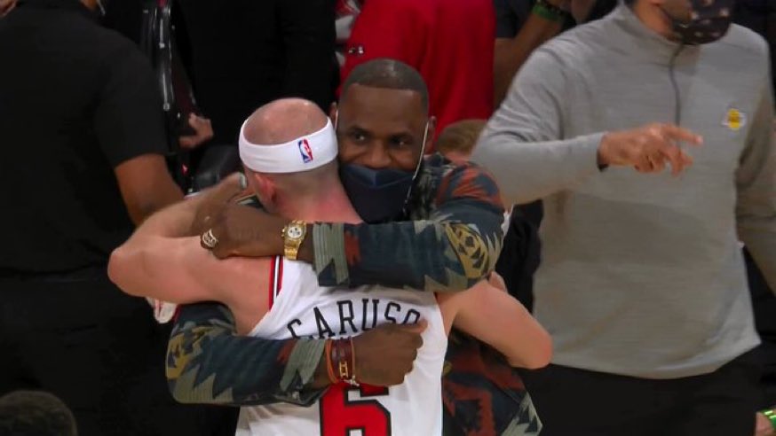 TheAthleticNBA's tweet photo. Alex Caruso and a fan embracing during Bulls-Lakers. 

@ACFresh21 🤝 @KingJames https://t.co/Zg4xCEnpm1
