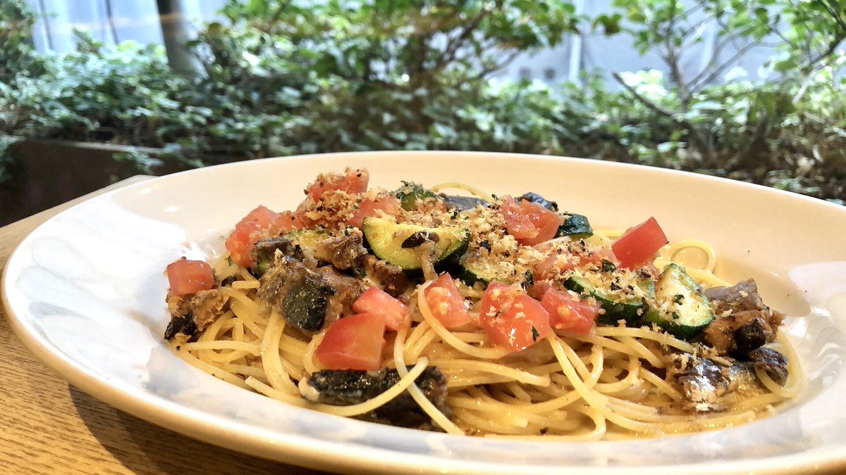 今日のランチパスタは《秋刀魚とフレッシュトマトのオイルパスタ》
焼き魚も良いけれどパスタも美味しいですよ♬

#commoncafe #ランチ　#パスタ