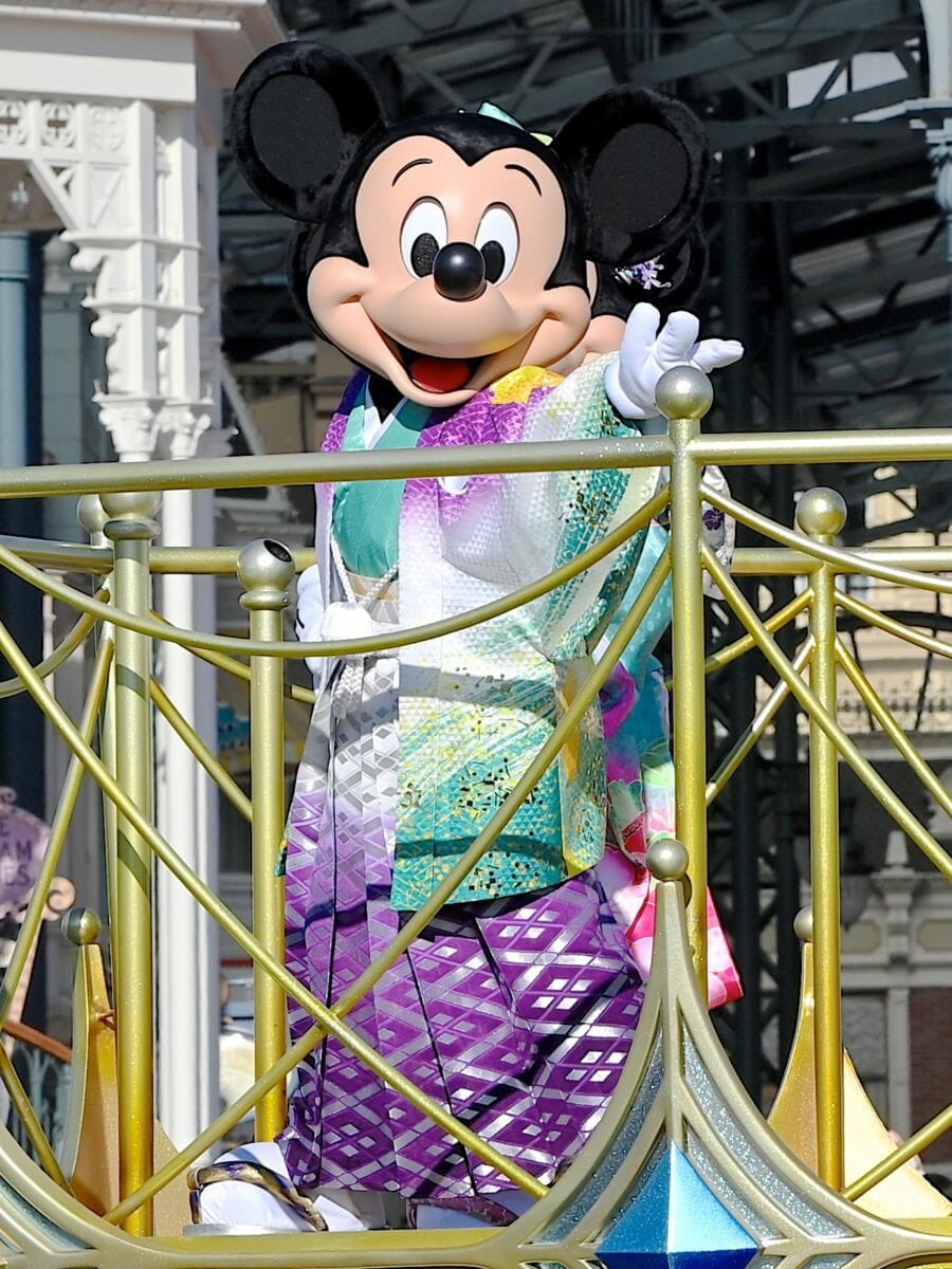 Mezzomikiのディズニーブログ 東京ディズニーランドのお正月 エンターテイメント ミッキー フレンズのグリーティングパレード ハッピーニューイヤー 1月1日 1月16日まで公演 1月1日1回目の公演では 22 23年 東京ディズニーリゾート