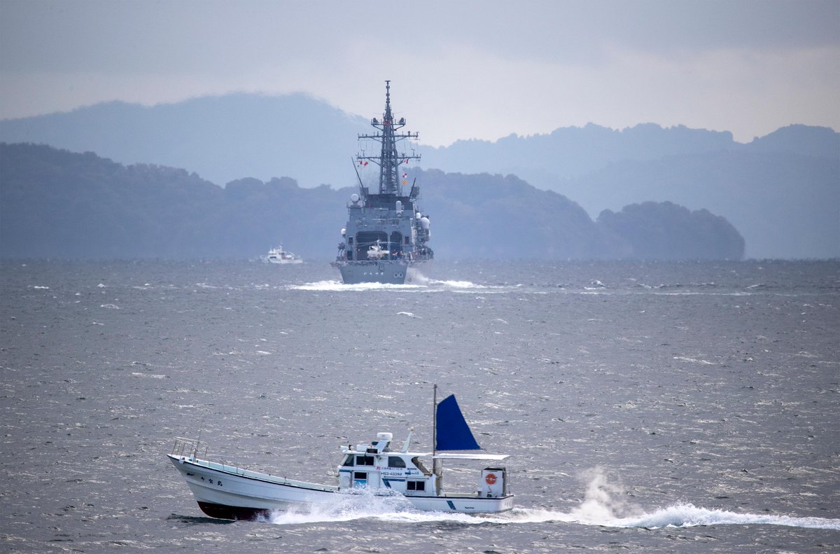 DefenceAust's tweet photo. In good company👌
#HMASWarramunga departs Kure, Japan in company with @jmsdf_pao_eng ship #JSInazuma to conduct #ExNichigouTrident—a series of Maritime Warfare Serials to build cooperation & interoperability between the two navies.🇦🇺🇯🇵
#YourADF #AusNavy https://t.co/EUJ36EvKOj
