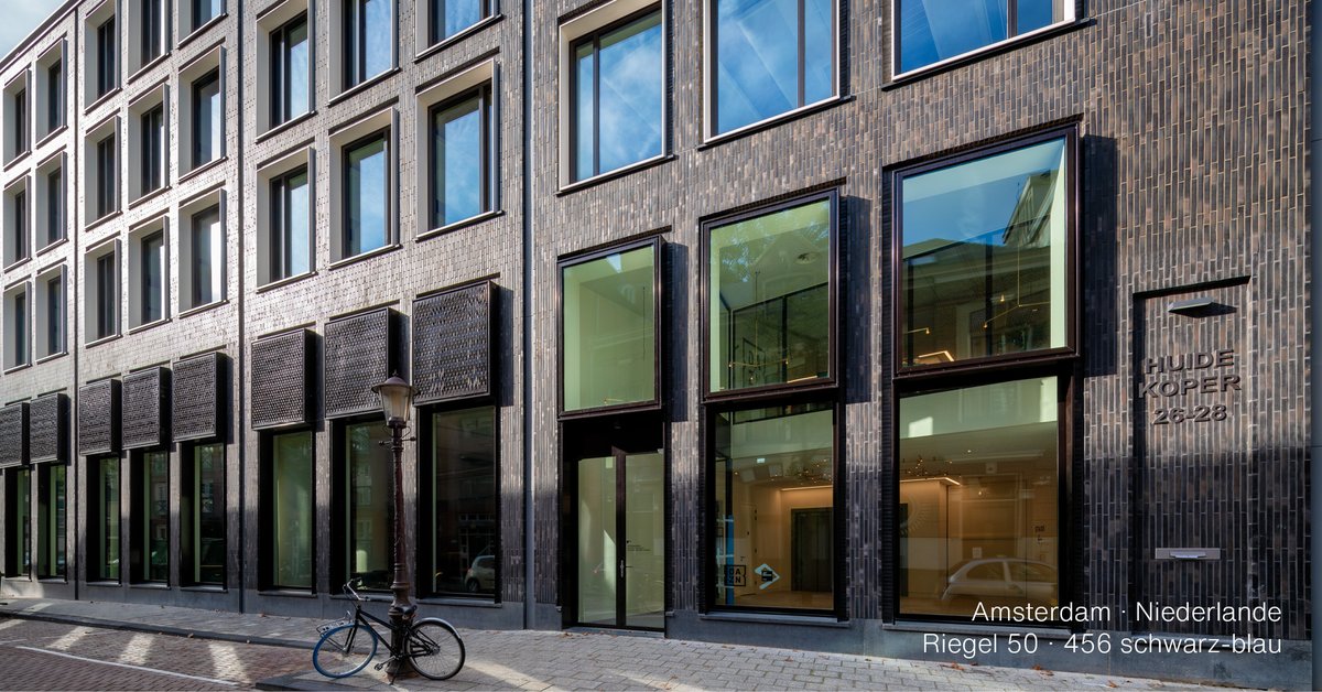 Ein wirklicher Hingucker sind Klinkerriemchen im Langformat. Fassaden sind längst nicht mehr nur energetisch wichtig sondern dienen vor allem auch der Unterstützung von Architekturstilen. 

#stroehergroup #design #bricks #brickstagram #klinker #ceramics #fassade #facade #tilework