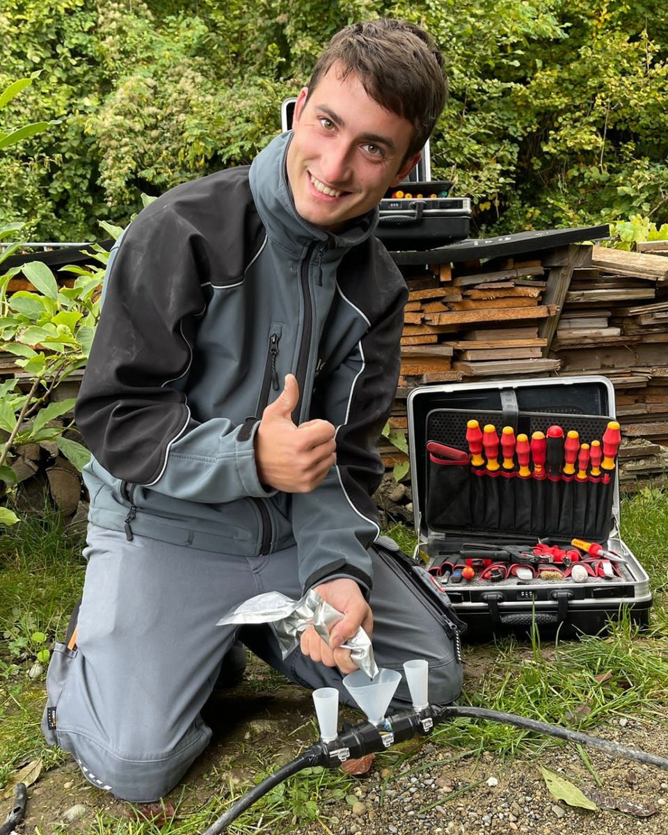 Michael52037051's tweet photo. Eine #Gießharzmuffe herzustellen muss gelernt sein. Super gemacht Philipp! 💪

#Ausbildung #Azubi #gelerntistgelernt #Lehrling #Garten #Gartenbeleuchtung #Aussenbereich #Gießharz #Muffe https://t.co/qQzxt3lBYk