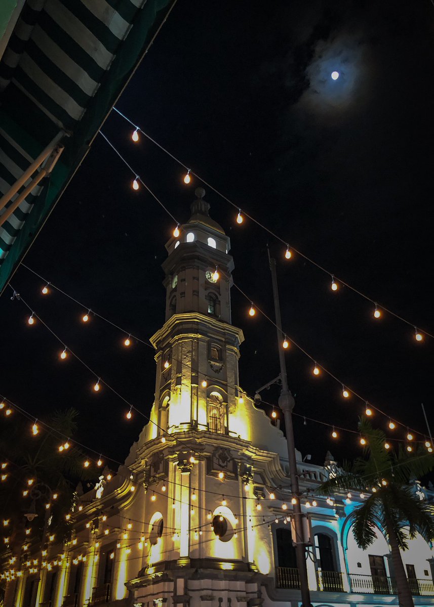 love_veracruz_'s tweet photo. La luna desde los portales en el zócalo de #Veracru bonita noche para todos.🤗😍 https://t.co/mzGZy2Jifa