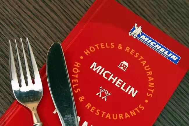 shanghaidaily's tweet photo. The #MICHELIN Guide #Shanghai 2022 was released with 129 restaurants on the list. Of the restaurants there were 2 Three #MichelinStars, 8 Two Stars,37 One Star and 21 Bib Gourmand. #UltravioletbyPaulPairet has been awarded 3 Stars again.#TaianTable was upgraded from 2 to 3 Stars. https://t.co/O6thgqpxHf