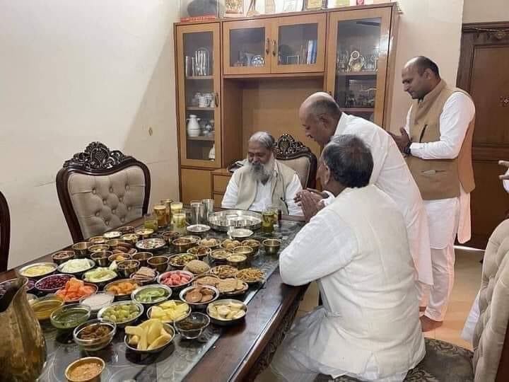 GoyatAdv's tweet photo. हरियाणा  स्वास्थ्य विभाग बीमार पड़ा है
स्वास्थ्य मंत्री जी सेहत बना रहे हैं।।

वाह हरियाणा सरकार।@the_hindu @ANI @AbhaySChautala @PMOIndia @WHO @MoHFW_INDIA @ndtv @ndtvindia @ravishndtv @JPNadda @rashtrapatibhvn @WFP @cmohry https://t.co/taAJYgPy54