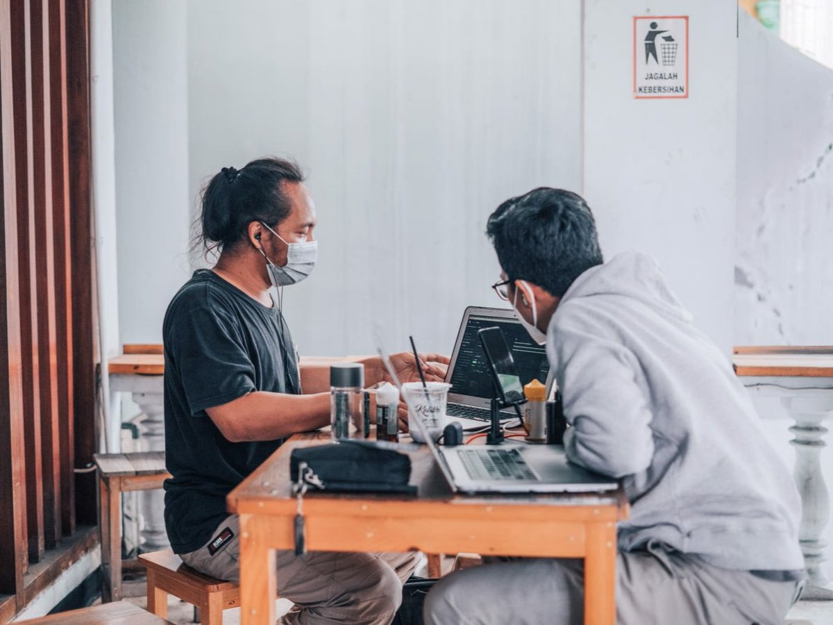 #Koworkers mulai bosen #wfh dan masih bingung cari tempat yang nyaman buat kerja di Bogor? 
Yuk langsung cobain ke KOLABORATO - Coolest Cowoking Space in Bogor!

#infobogor #kolaborato #coworkers #coworkingspace #happyafternoon #workspace #freelance #remotework #welovebogor