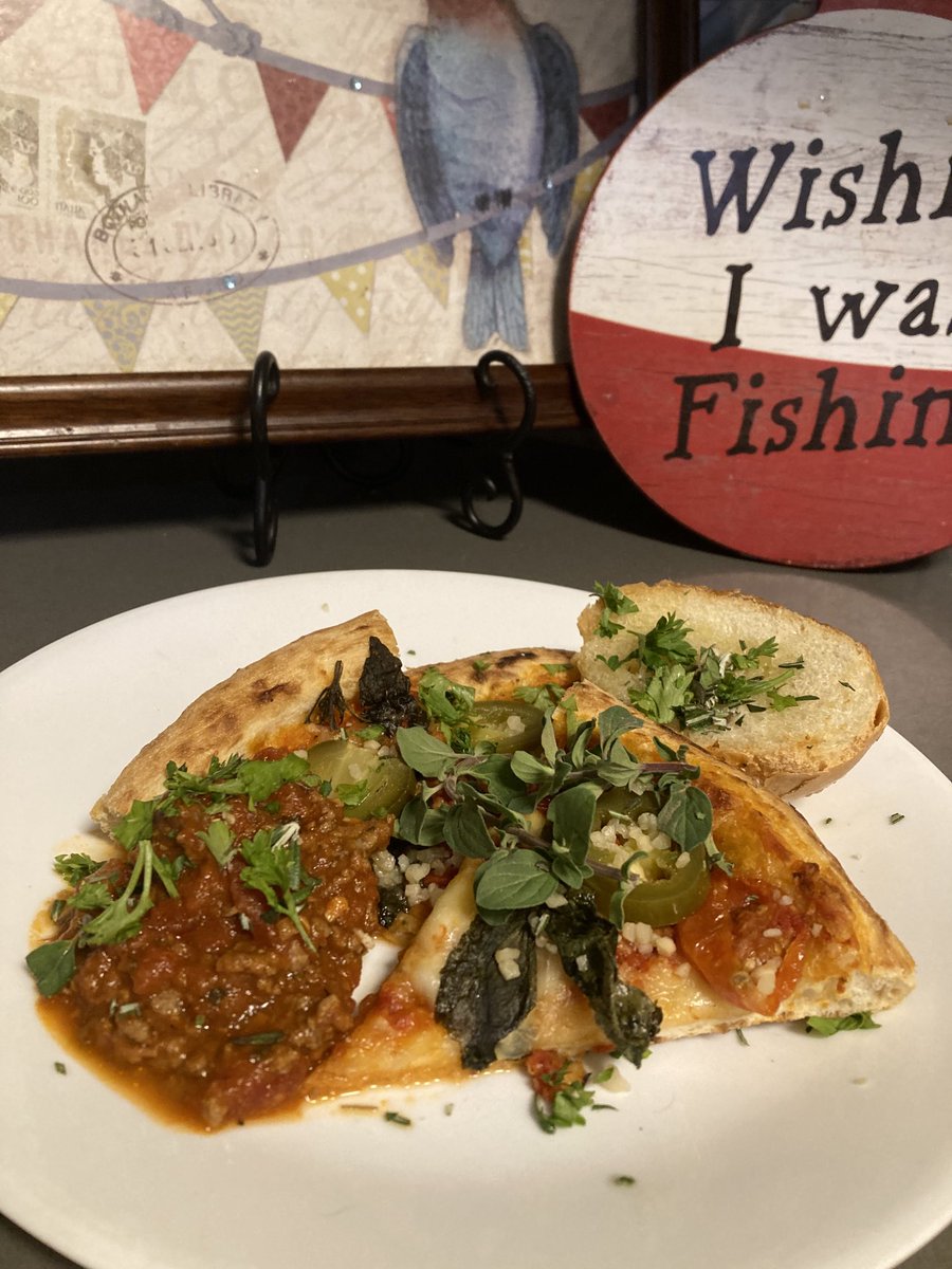 craiggers5's tweet photo. Late night munchies!!! Margarita pizza meat sauce garlic bread fresh Italian herbs and love!!#InTheKitchenWithCraig 🍕👨‍🍳🚬💨💨 https://t.co/az3wN4z1H8