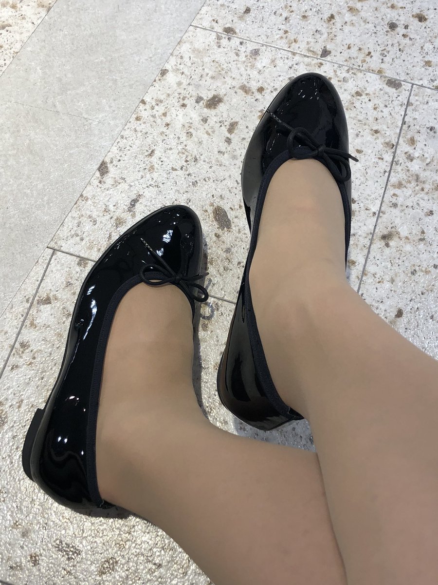 eriglove48's tweet photo. 以前ピンクレースのパンプス履いてたフレルシーさんで、黒エナメルのバレエパンプス買いました。この前試着して丁度だった27.5cm。光ってめちゃ可愛いくてヘビロテしそうです😊でもその前に親指治さないと😮‍💨
#フレルシー #frelsi #バレエパンプス #pumps #balletshoes #balletpumps https://t.co/PMlSiz06jR