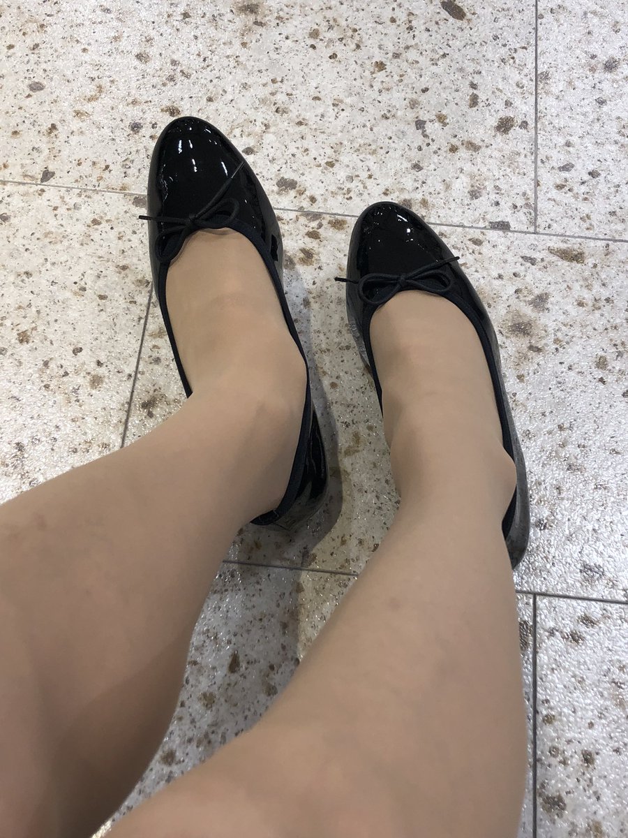eriglove48's tweet photo. 以前ピンクレースのパンプス履いてたフレルシーさんで、黒エナメルのバレエパンプス買いました。この前試着して丁度だった27.5cm。光ってめちゃ可愛いくてヘビロテしそうです😊でもその前に親指治さないと😮‍💨
#フレルシー #frelsi #バレエパンプス #pumps #balletshoes #balletpumps https://t.co/PMlSiz06jR