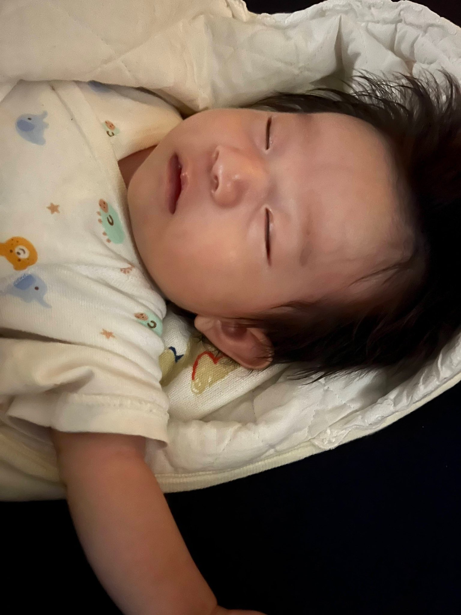 大槻真弓 21 11 09 写真 豪快に寝ております 明日で2ヶ月 ママになってからも2ヶ月 何で泣いてるかも分かる様になったし 最近は自分の左手が口に入る様になりました 女の子 Baby 赤ちゃん 育児日記 赤ちゃんのいる生活 成長記録 生後1