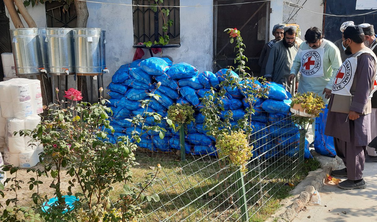 ICRC_af's tweet photo. Our team in #Kandahar distributed hygiene items to detainees in Sarpoza prison, including soaps, washing powders, buckets, brushes, plastic mugs and handwashing drums.

The distribution is part of ICRC efforts to improve living conditions for detainees in Afghanistan. https://t.co/kbmbxYUgts
