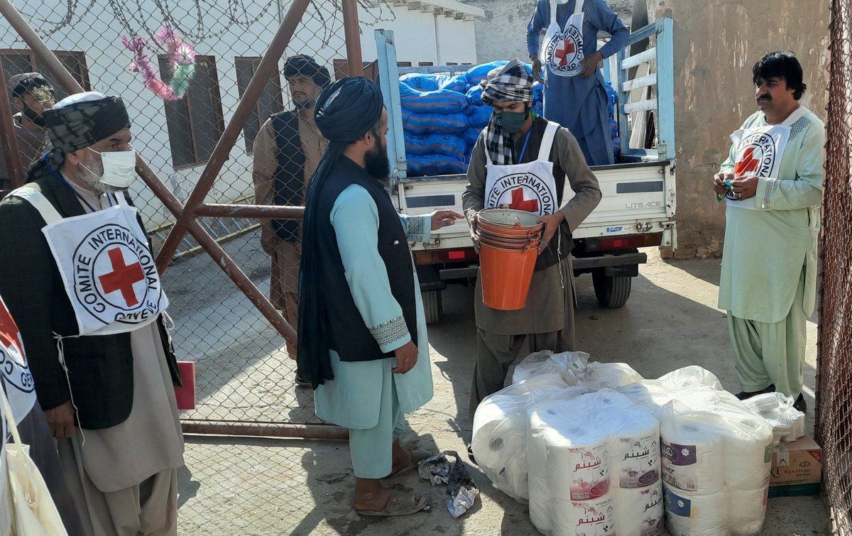 ICRC_af's tweet photo. Our team in #Kandahar distributed hygiene items to detainees in Sarpoza prison, including soaps, washing powders, buckets, brushes, plastic mugs and handwashing drums.

The distribution is part of ICRC efforts to improve living conditions for detainees in Afghanistan. https://t.co/kbmbxYUgts
