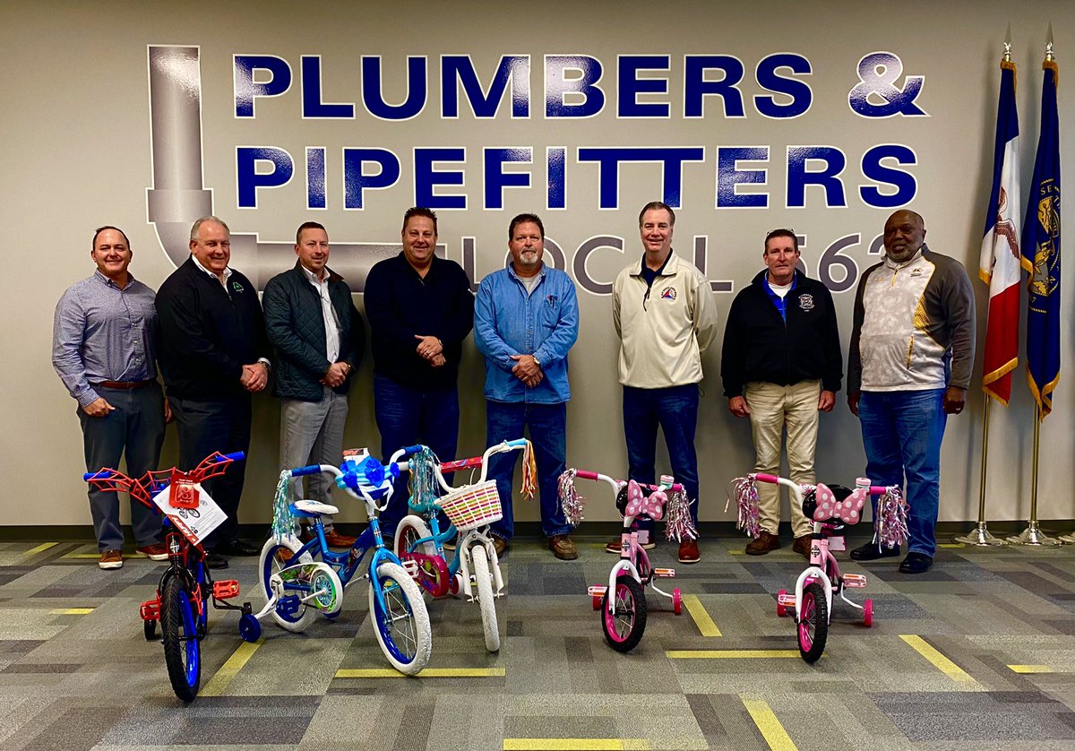STLlocal562's tweet photo. We had a nice surprise visit from one of contractors today! Thank you Jarrell Company for the very generous donation to our Bike Drive. It is the relationships that we build everyday that make our community a better place! #wearelocal562 #thankful #giveback #charity https://t.co/zi61mlDuBK