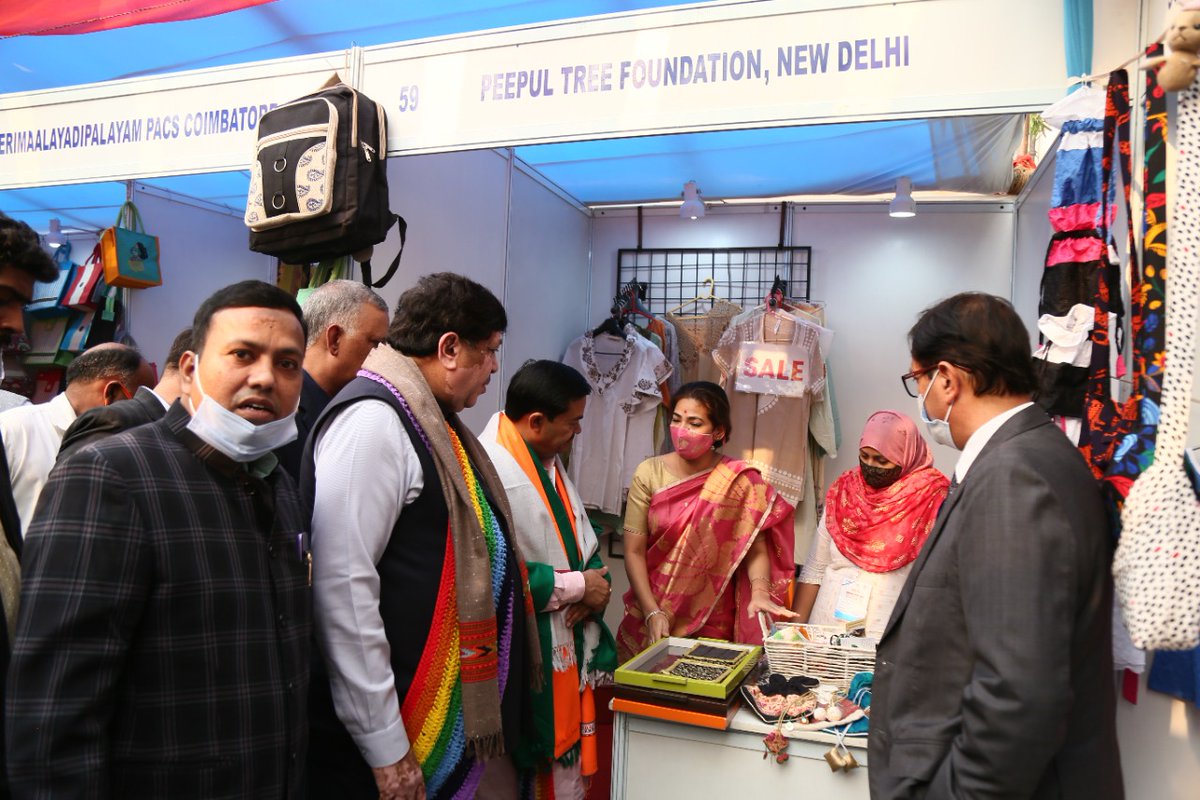 smitaroy_'s tweet photo. An initiative by Dr. Sudhir Mahajan (Chief Executive, NCUI), Dileep Sanghani (President NCUI), Sumit Singh (Advisor NCUI) to bring artisans of India across on a platform to exhibit their unique creations at NCUI, #Delhi. B.L.Verma, Minister of State Cooperation, Govt. of India. https://t.co/YsmrShCTxi