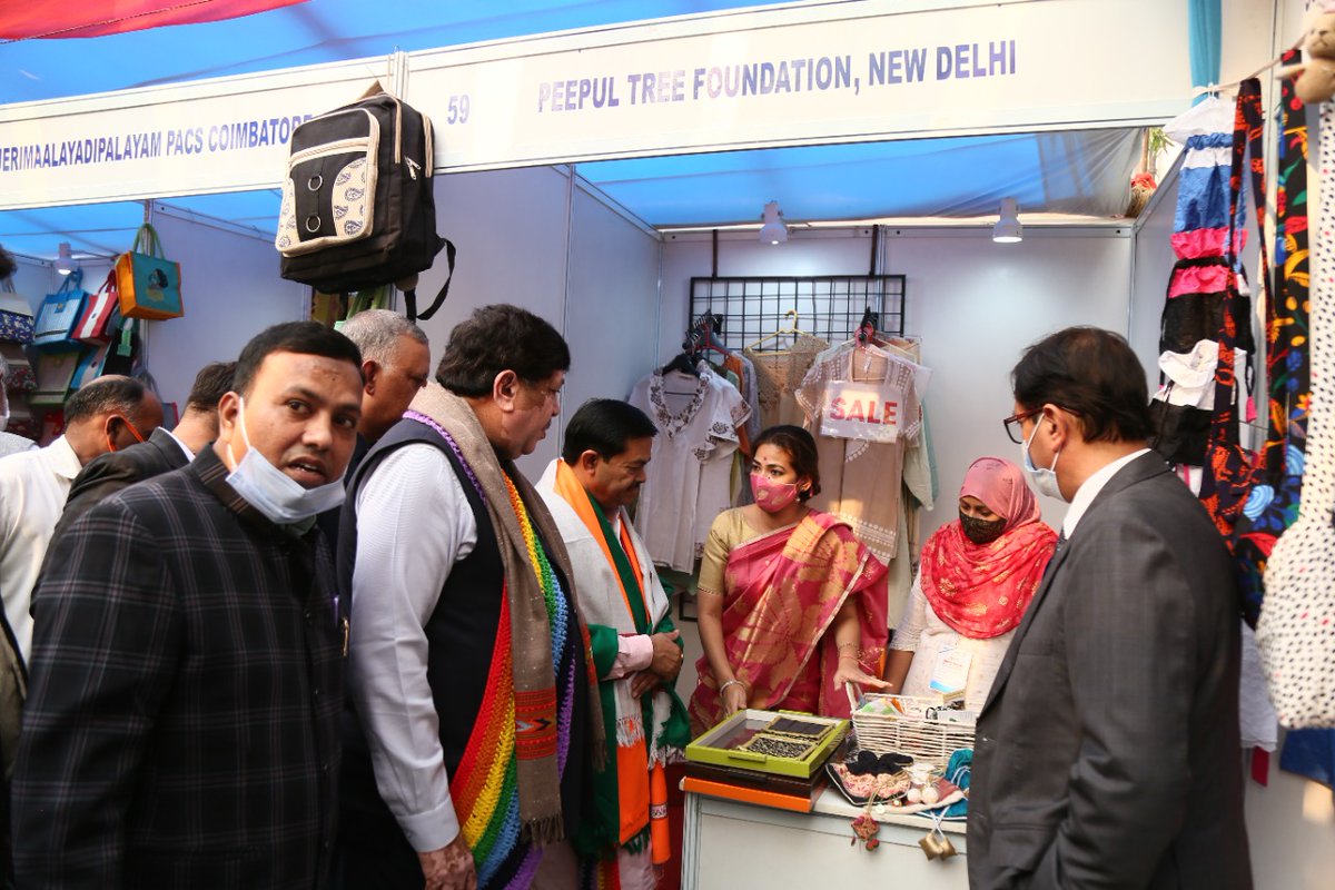 smitaroy_'s tweet photo. An initiative by Dr. Sudhir Mahajan (Chief Executive, NCUI), Dileep Sanghani (President NCUI), Sumit Singh (Advisor NCUI) to bring artisans of India across on a platform to exhibit their unique creations at NCUI, #Delhi. B.L.Verma, Minister of State Cooperation, Govt. of India. https://t.co/YsmrShCTxi