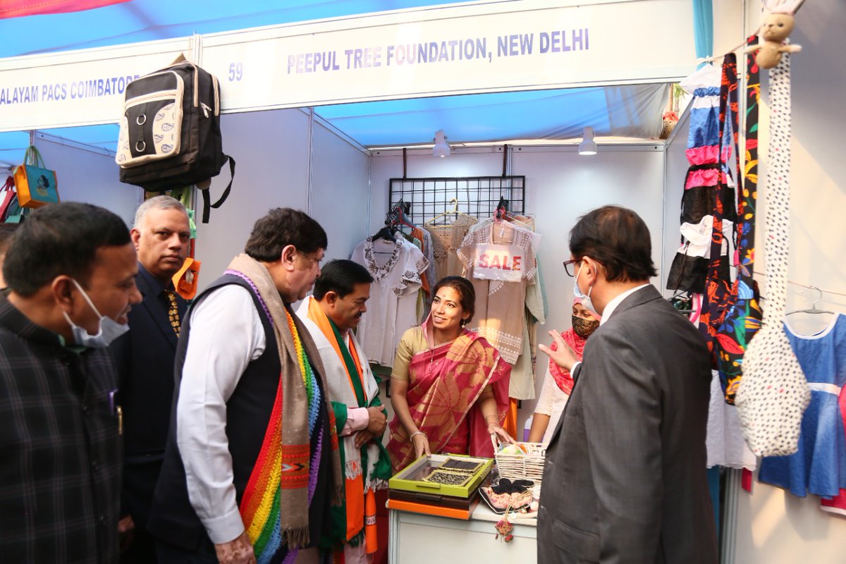 smitaroy_'s tweet photo. An initiative by Dr. Sudhir Mahajan (Chief Executive, NCUI), Dileep Sanghani (President NCUI), Sumit Singh (Advisor NCUI) to bring artisans of India across on a platform to exhibit their unique creations at NCUI, #Delhi. B.L.Verma, Minister of State Cooperation, Govt. of India. https://t.co/YsmrShCTxi