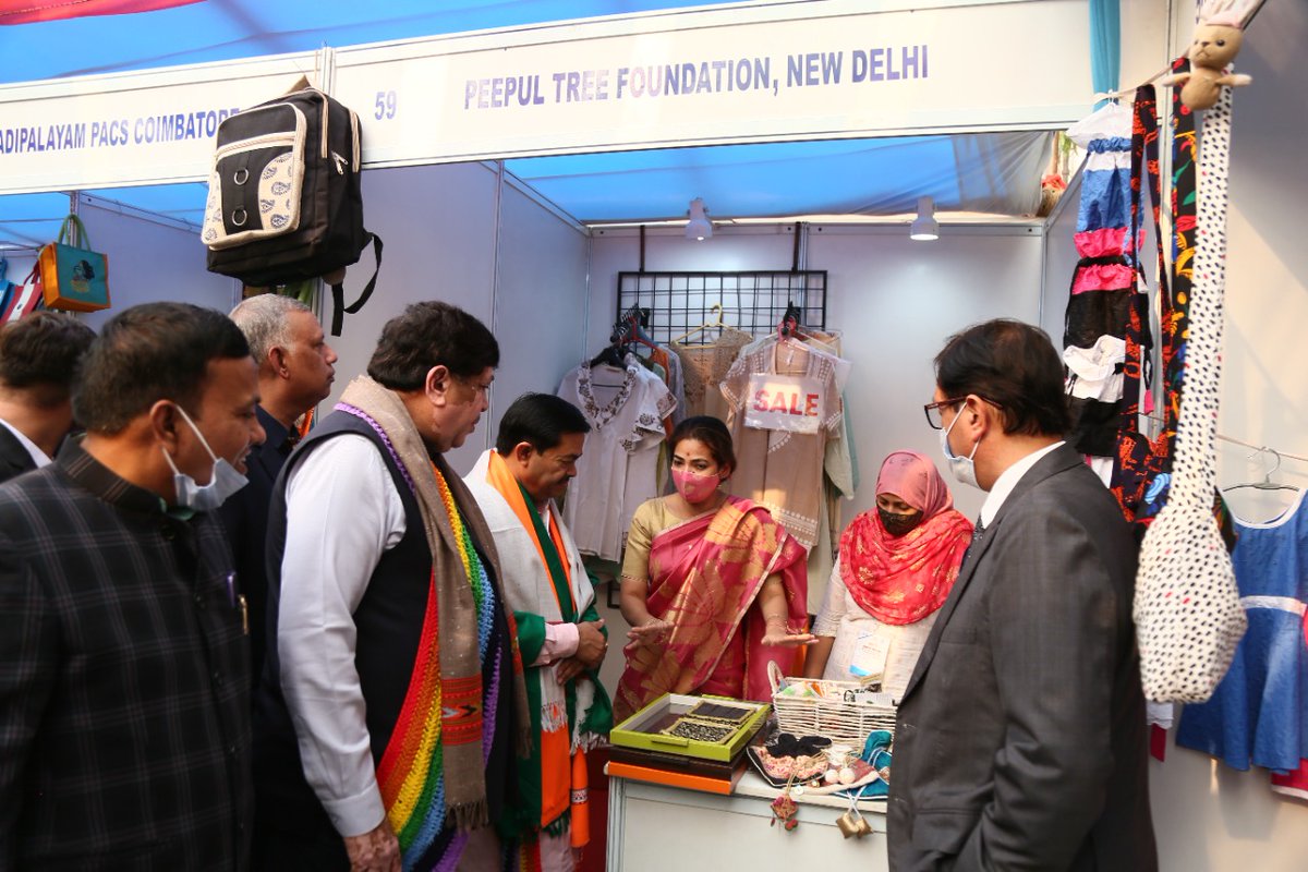 smitaroy_'s tweet photo. An initiative by Dr. Sudhir Mahajan (Chief Executive, NCUI), Dileep Sanghani (President NCUI), Sumit Singh (Advisor NCUI) to bring artisans of India across on a platform to exhibit their unique creations at NCUI, #Delhi. B.L.Verma, Minister of State Cooperation, Govt. of India. https://t.co/YsmrShCTxi
