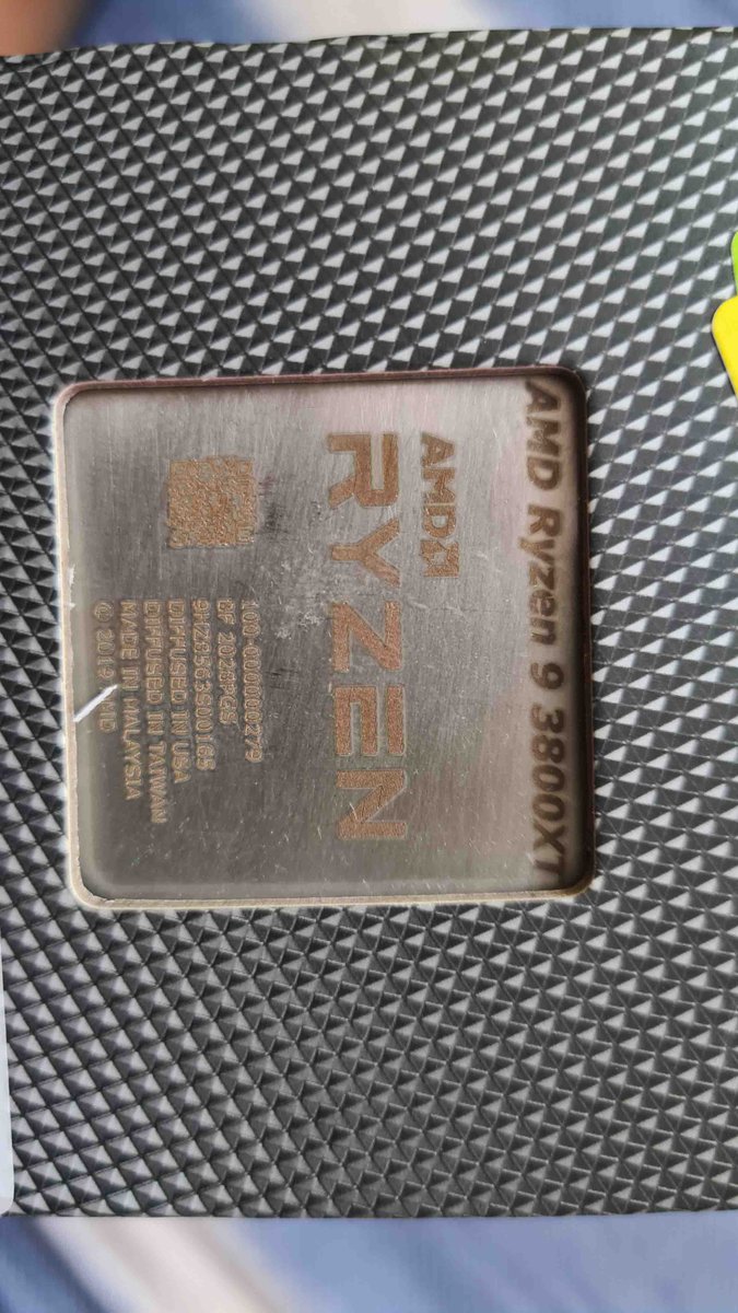 kishoreghlli's tweet photo. @flipkartsupport @_Kalyan_K 
Order ID :OD223226895179134000
I have been rejected refund for the above mentioned order for 3times. Despite providing the proof flipkart is not able to process the refund.
 What I ordered was AMD RYZEN 9  3900XT  and what i received as 3800XT. (1/3) https://t.co/j1x5tCNgLw