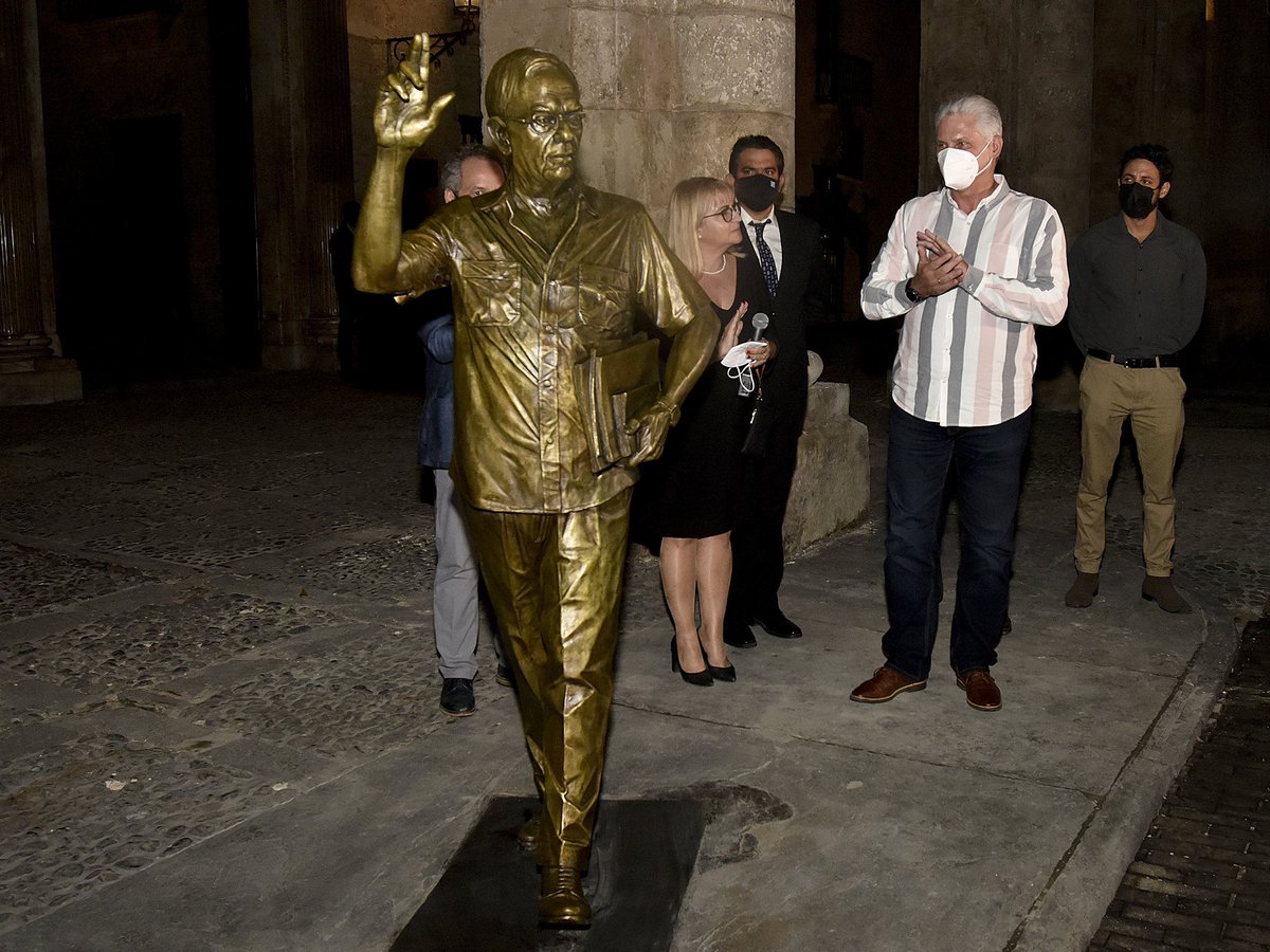 Devela <a href="/DiazCanelB/">Miguel Díaz-Canel Bermúdez</a> estatua dedicada a Eusebio Leal, realizada por los escultores José Villa Soberón y Gabriel Cisneros Báez, emplazada a la entrada del Palacio de los Capitanes Generales. 

La Habana, a la que tanto se consagró, cumple 502 años.

#CubaVive