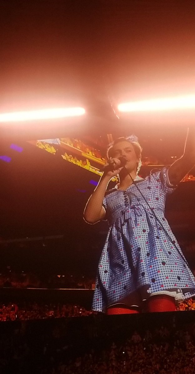 Elizabeth_oco's tweet photo. @HRRYTICKETS @angelbaby101za Can it be my own picture from tour? Cause this one. This one right here 😭 https://t.co/W7Jhf7Ozsa