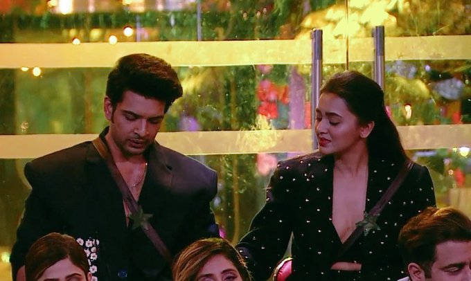 bhaskarlivein's tweet photo. When someone points fingers at #KaranKundraa, #TejasswiPrakash has been there, always!
The Adorable duo of #bigboss15 #TejRan
ACE PLAYERS TEJRAN
#KaranIsTheBoss #Karankundrra #TejasswiPrakash #TejasswiPrakash #BBKingKaran #BBQueenTejasswi #TejRanFam #karanarmy #TejaTroops https://t.co/1SWiYfwhpt