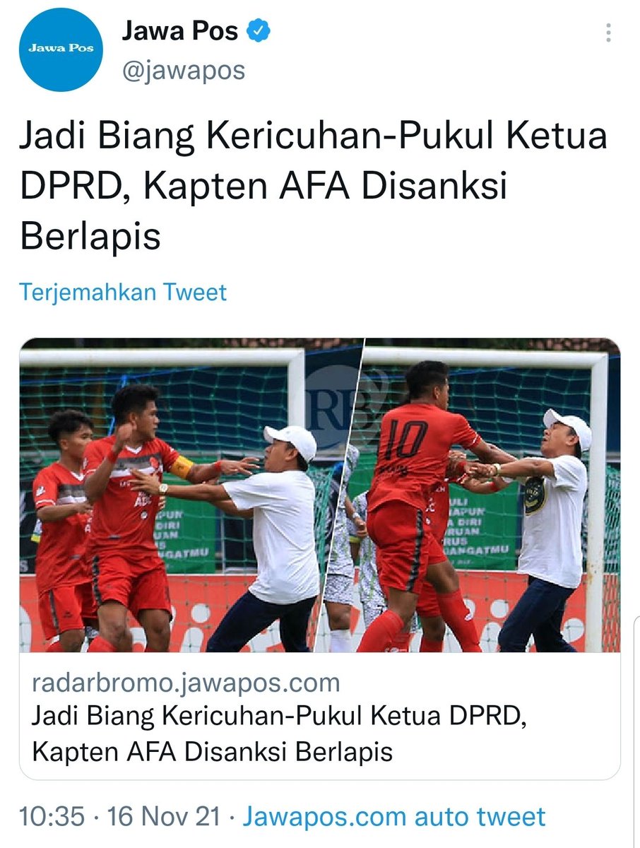 Lha itu Ketua DPRD ngapain di dalam lapangan?