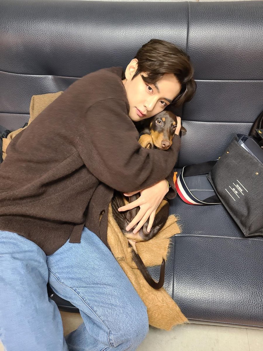 sanjida_kamal3's tweet photo. V on Weveres 🌟🌟::I raised him when the night was young,Baby Bam..
#btspin #btsfansign #indianbtsarmy #btsweverseupdate #btswinterpackage #btseuphoria #btsmemesenespañol #btsindianarmy🇮🇳 #btssexyvideos #btsarmyforever💜 #btsstuffmurah #btsloveyourselfbkk #btsepisode #armybts https://t.co/L150AgFdCw