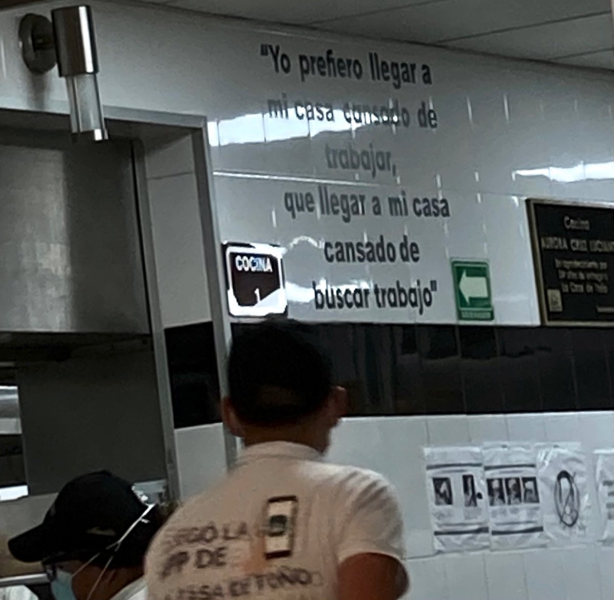 ¿Soy yo o esta frase en los pasillos de la cocina de la casa de toño está bien manipuladora para lxs trabajadores?