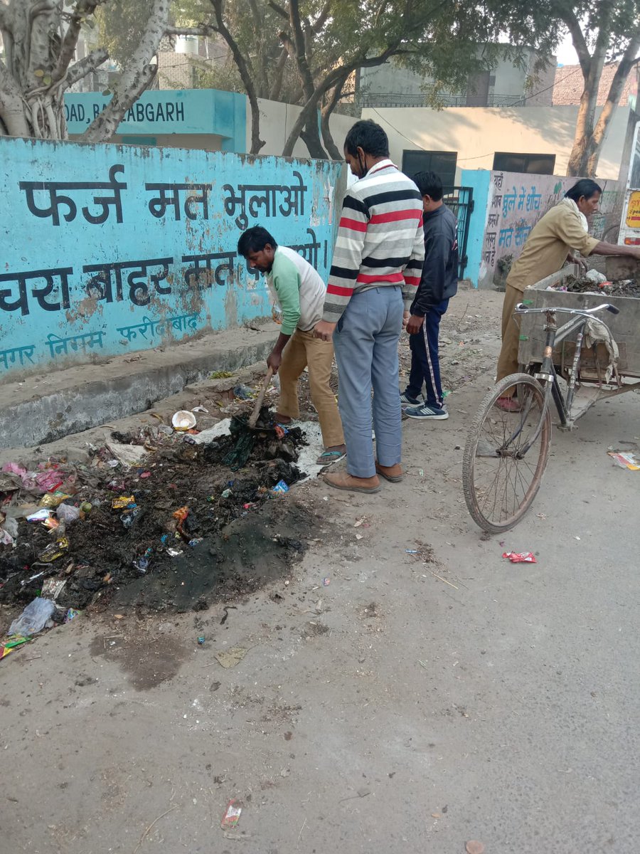 MCF_Faridabad's tweet photo. 📍नगर निगम फरीदाबाद बल्लबगढ़ ज़ोन में दिनाँक 16-11-2021 को वार्ड 40 , बढतें प्रदूषण को ध्यान में रखते हुए, बिना झाड़ू के द्वारा मुख्य मार्गों पर सफ़ाई का कार्य पूरा किया
#mcfaridabad #swachhbanegafaridabad #sabkasahyog #nagarnigamfaridabad #ward40 https://t.co/gaSG6kgTVI