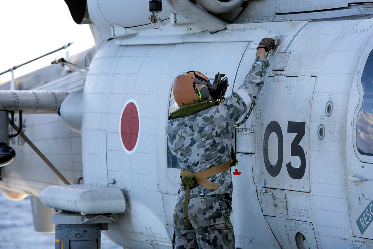 Australian_Navy's tweet photo. #HMASWarramunga ship's company conducted flying operations with @jmsdf_pao_eng Seahawk helicopter from #JSInazuma as part of #ExNichigouTrident. 🇦🇺🇯🇵
📸: POIS Yuri Ramsey #AusNavy #YourADF https://t.co/YLsGdYuhiL