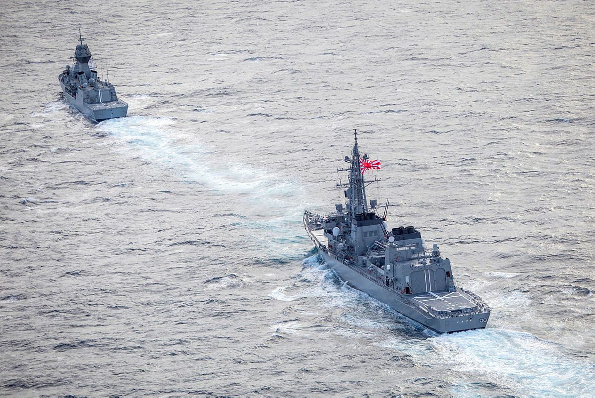 Australian_Navy's tweet photo. #HMASWarramunga ship's company conducted flying operations with @jmsdf_pao_eng Seahawk helicopter from #JSInazuma as part of #ExNichigouTrident. 🇦🇺🇯🇵
📸: POIS Yuri Ramsey #AusNavy #YourADF https://t.co/YLsGdYuhiL