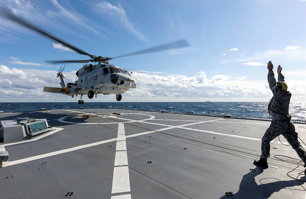 Australian_Navy's tweet photo. #HMASWarramunga ship's company conducted flying operations with @jmsdf_pao_eng Seahawk helicopter from #JSInazuma as part of #ExNichigouTrident. 🇦🇺🇯🇵
📸: POIS Yuri Ramsey #AusNavy #YourADF https://t.co/YLsGdYuhiL