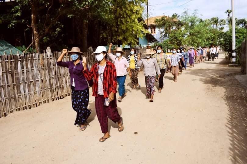 parmouk's tweet photo. Locals from Northern Salingyi and Eastern Yinmarpin Tsp marched together on the streets and never skip a day to protest against the Military Dictatorship.

#TortureToDeathByJunta
#Nov16Coup   
#WhatsHappeningInMyanmar https://t.co/3xvh1BfNqq