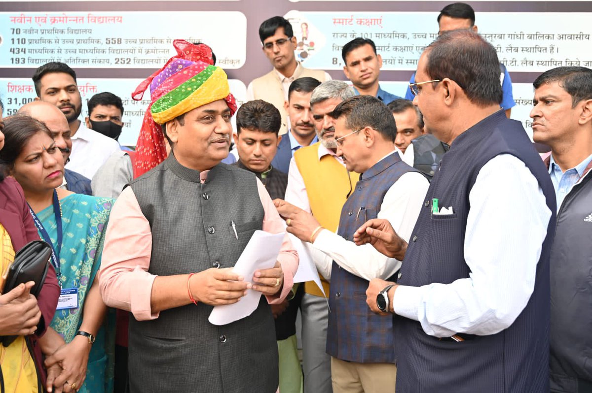 GovindDotasra's tweet photo. आज सुबह सिविल लाइंस आवास पर पधारे शिक्षक संघ रेसला के प्रतिनिधिमण्डल से मुलाकात की। https://t.co/eCkfGAjhDT