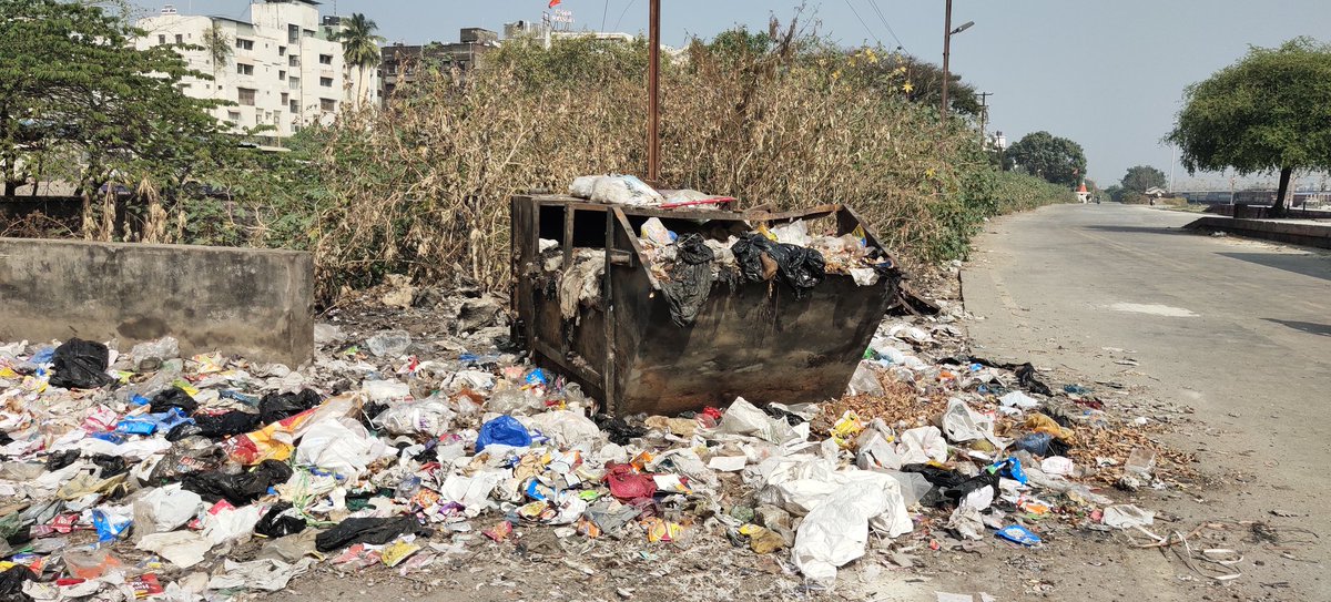 ValsadN's tweet photo. Near goods office Railway negligence of nagerpalika since 20 days for disposal of waste https://t.co/9oVm10BBfl